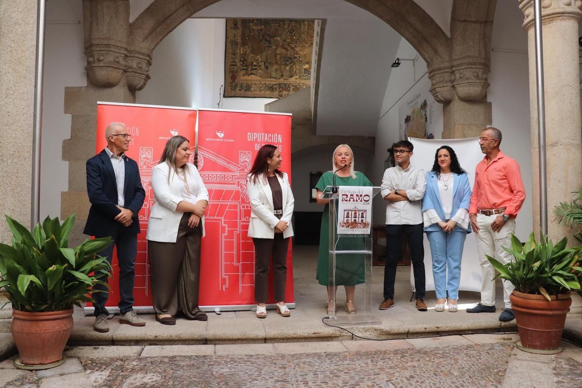 La diputada María Toscano junto a la corporación municipal de Casar de Cáceres.
