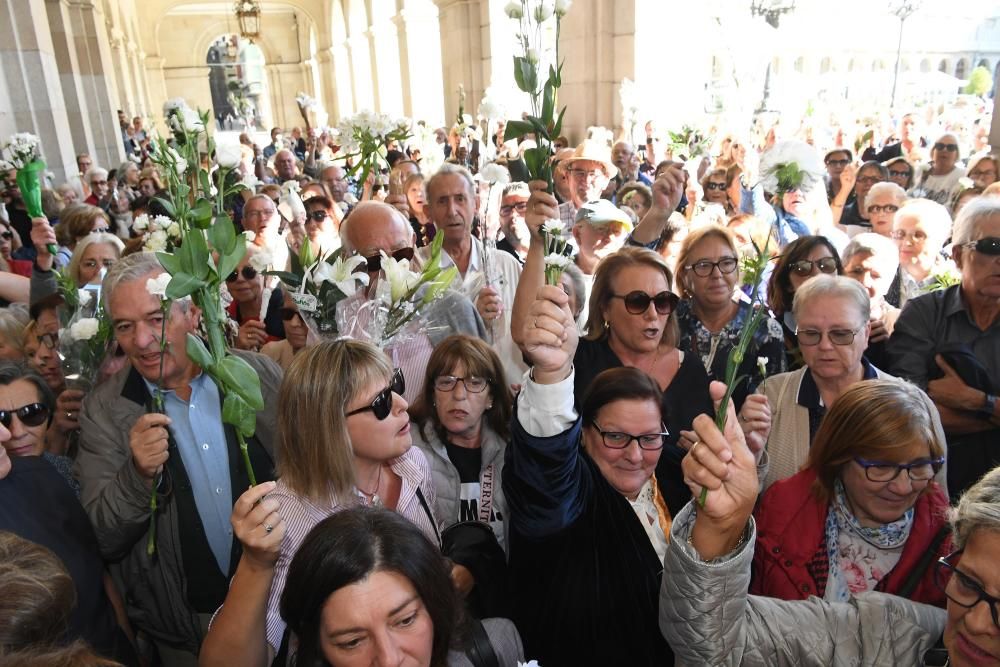 Alrededor de trescientas personas rechazan las explicaciones municipales, que atribuyen los hechos a un error de la empresa de la recogida de la basura.