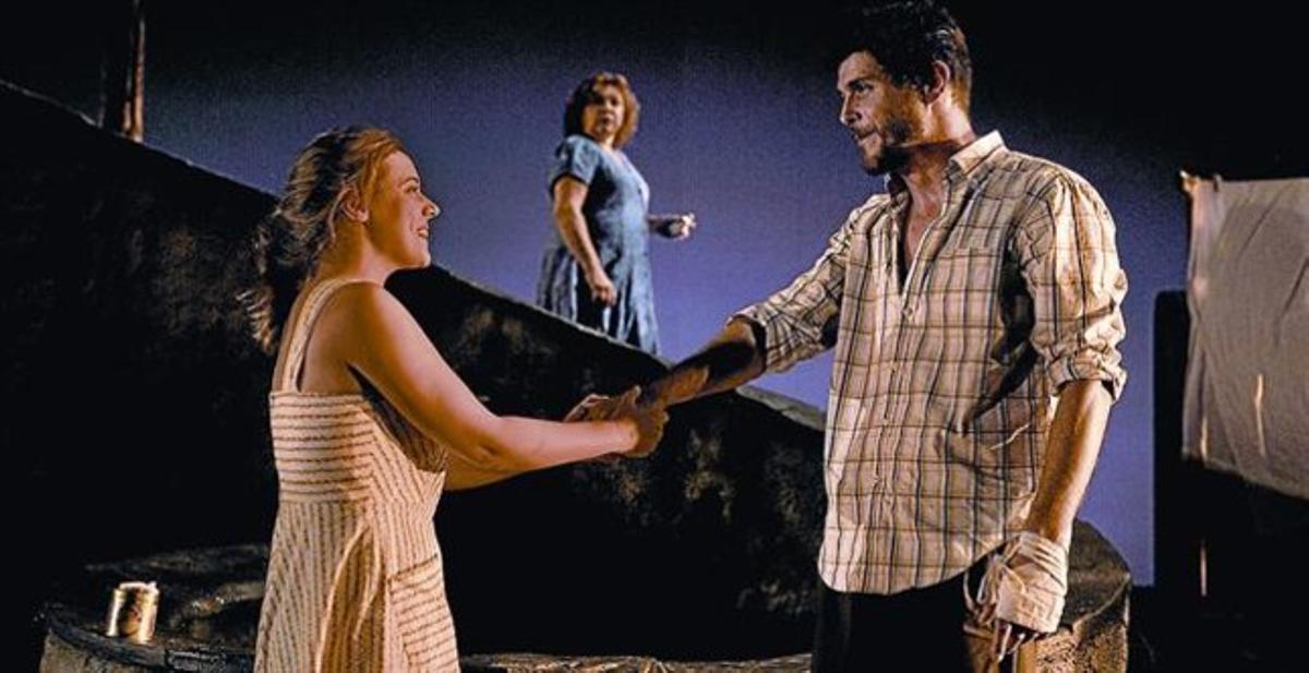 Conflicte 8 Mariagneta (Maria Rodríguez) i Silvestre (Ernest Villegas); al darrere Mariagna (Mercè Arànega).