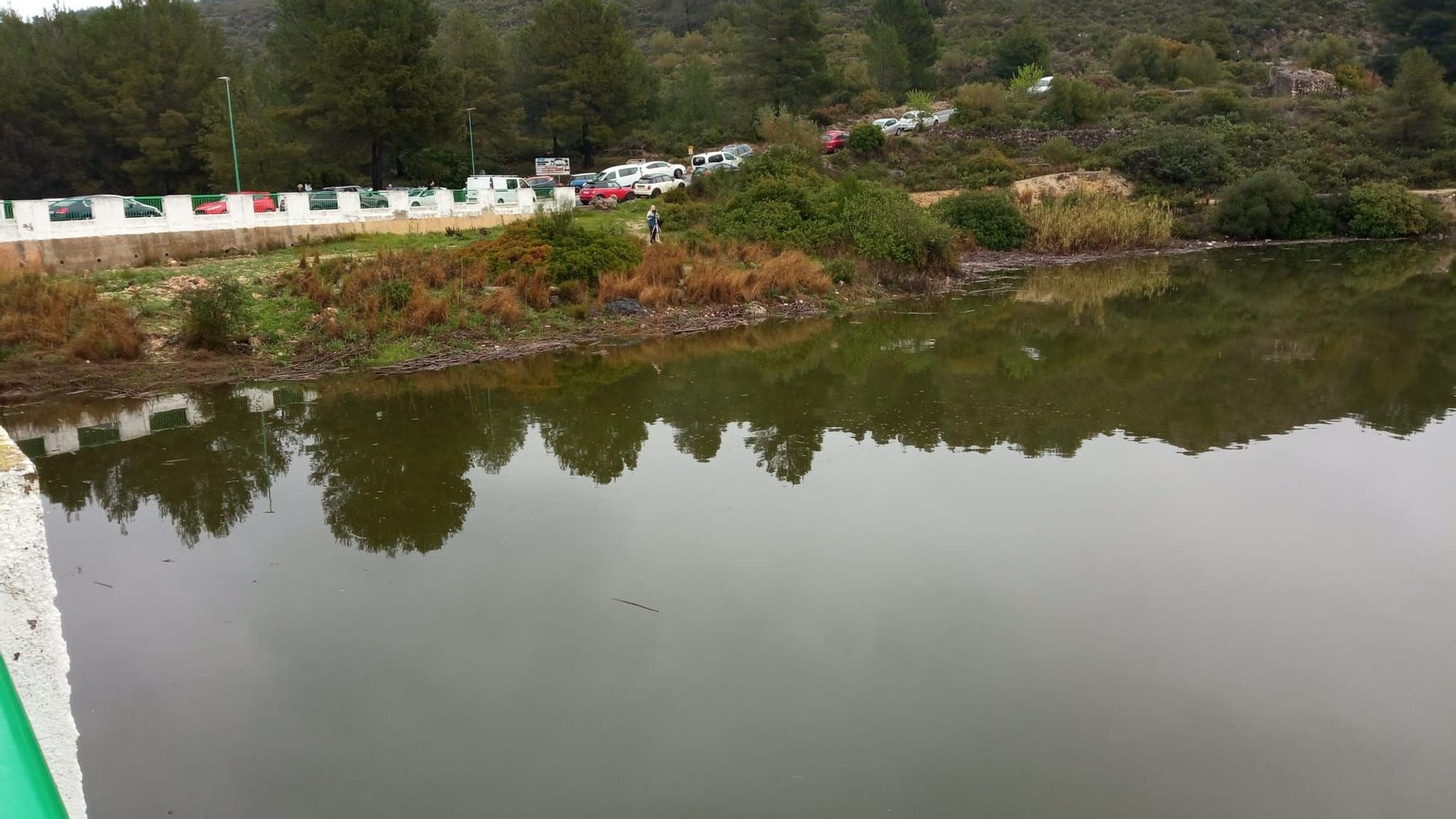 Imágenes del pantano de Beniarrés dejando salir el agua