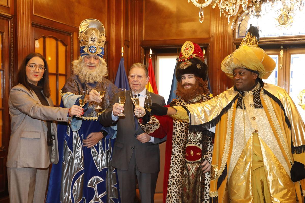 La concejala de Festejos, Covadonga Díaz; Melchor; el Alcalde, Alfredo Canteli; Gaspar y Baltasar.