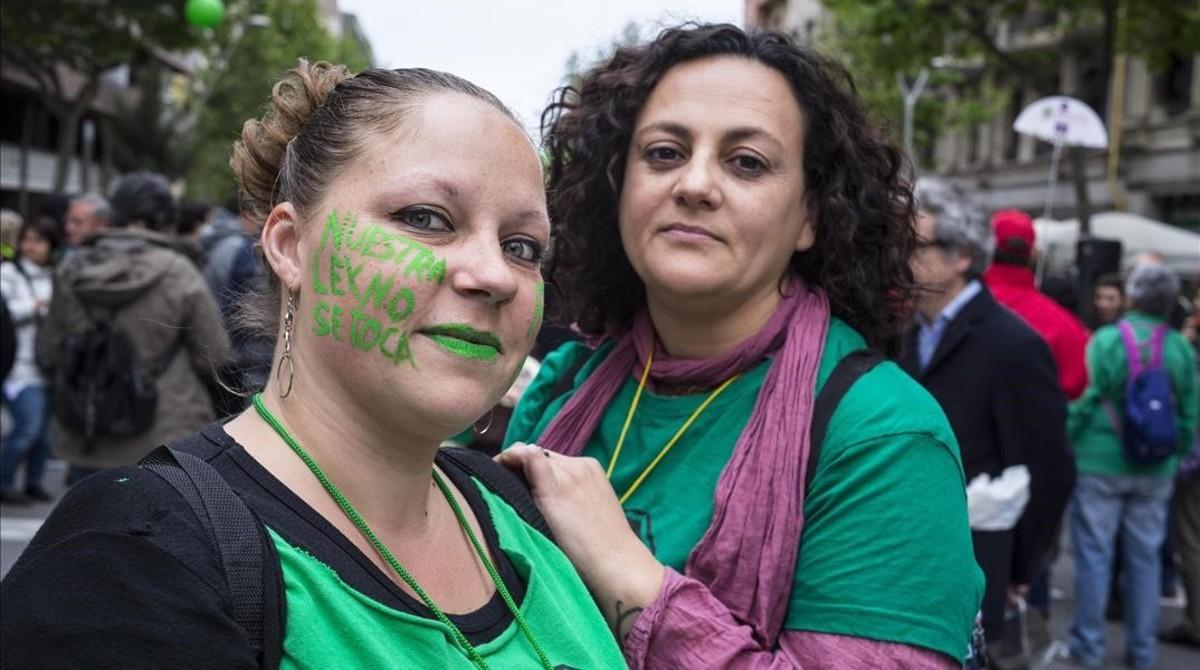 Mirian Coronas, a la izquierda, y Yolanda Latorre, el miércoles en una cacerolada en defensa de la ley antidesahucios y pobreza energética. Mirian Coronas, a la izquierda, y Yolanda Latorre, el miércoles en una cacerolada en defensa de la ley antidesahucios y pobreza energética.