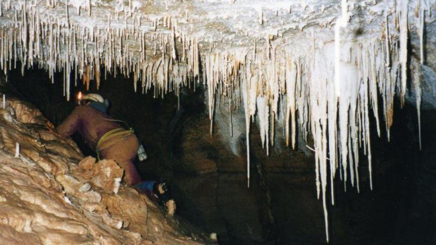 La Guardia Civil rescata a los tres espeleólogos valencianos atrapados en la cueva de El Vallecillo