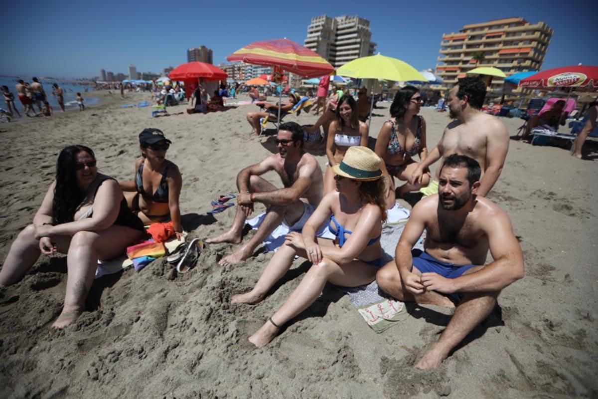 Los cordobeses regresan a las playas de Fuengirola ante la nueva normalidad