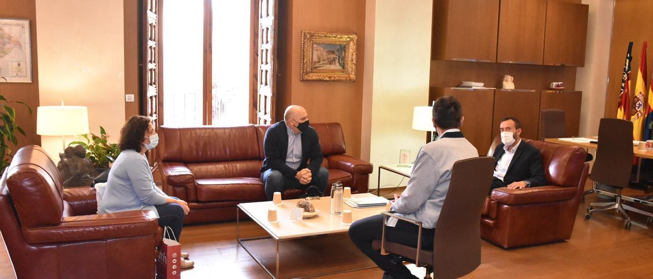 Un momento de la reunión de los sindicatos UGT y CC OO en el despacho de la Alcaldía de Elche