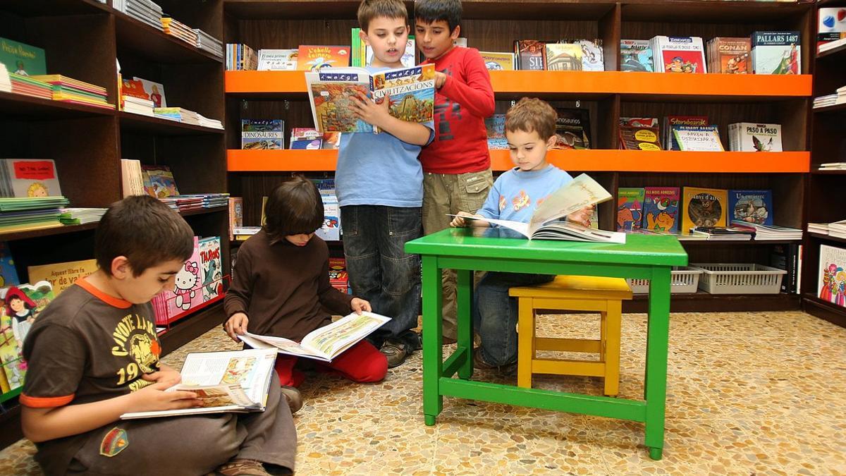 Un grupo de niños, en plena lectura.