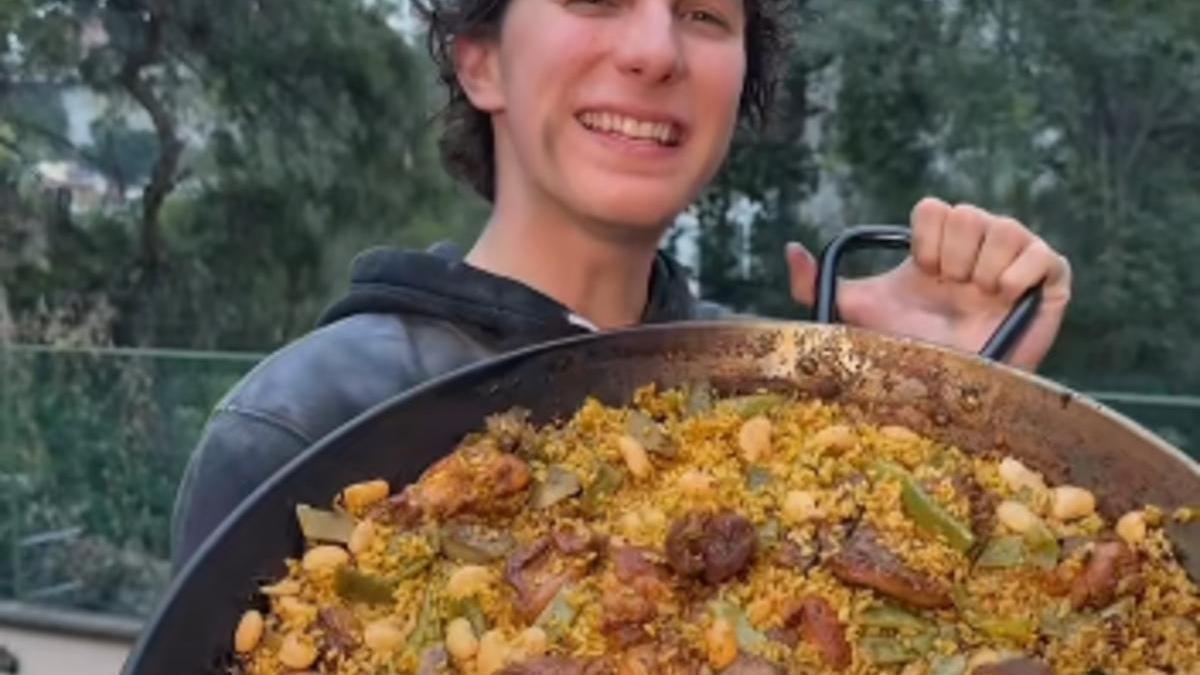 El tiktoker Roberto Morales muestra su paella valenciana