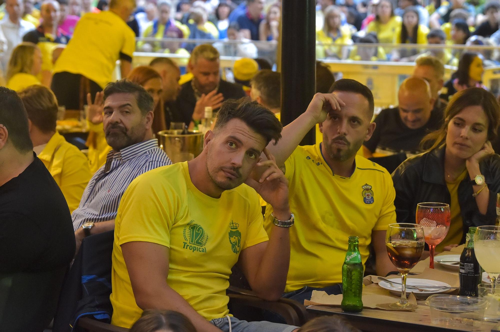 Ambiente en las terrazas de la Plaza de España durante el partido