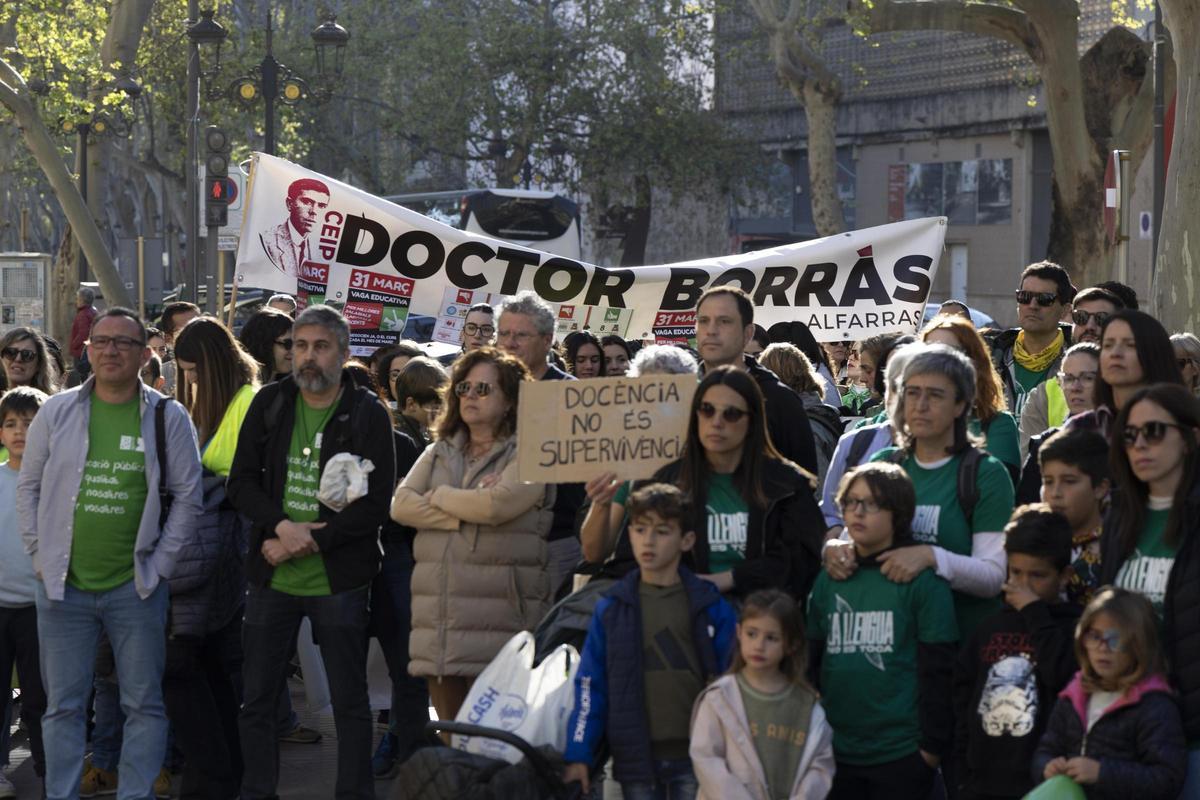 La concentración de apoyo a la huelga educativa en Xàtiva, en imágenes La concentración de apoyo a la huelga educativa en Xàtiva, en imágenes