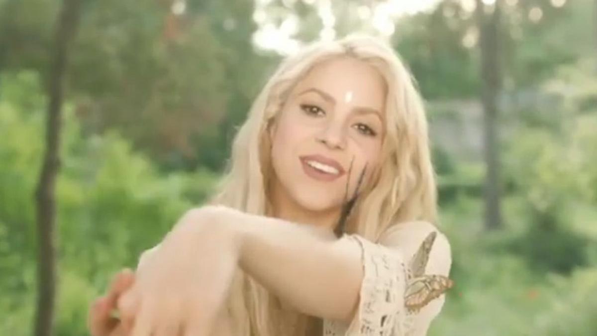 Shakira en un bosque