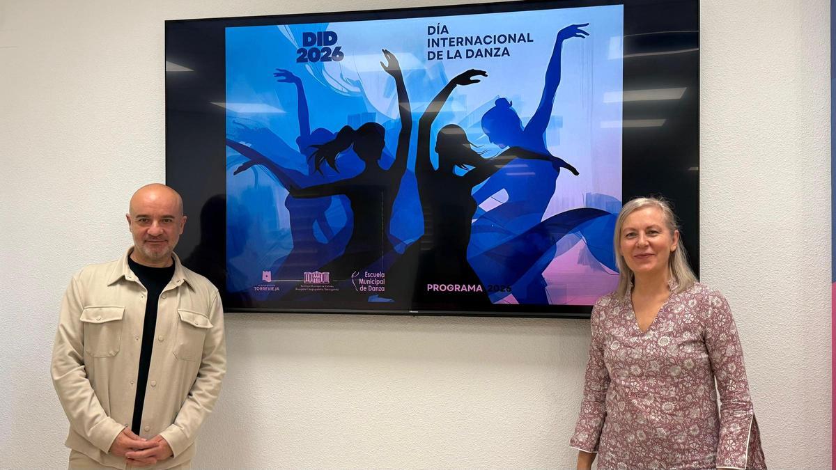 Presentación de la programación del Día Internacional de la Danza en Torrevieja con el concejal de Cultura, Antonio Quesada y la directora de la Escuela Municipal de Danza, Lola Morales