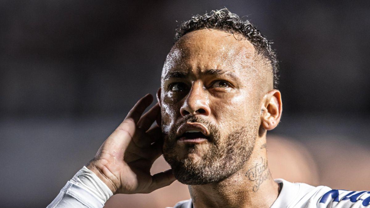 Neymar Jr. celebra su gol de falta ante el Red Bull Bragantino