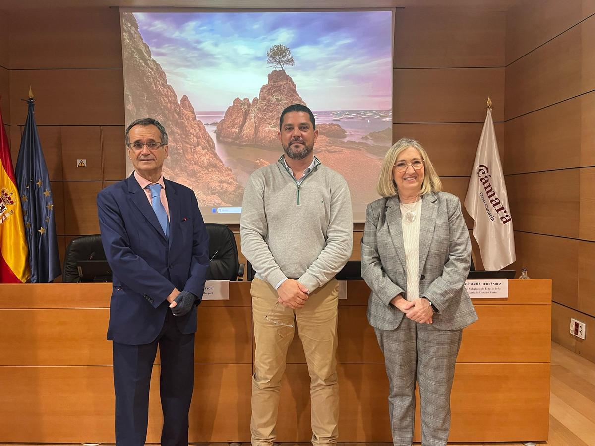 José Mayor, José María Hernandez y Pilar Alcaide, este lunes tras la conferencia.