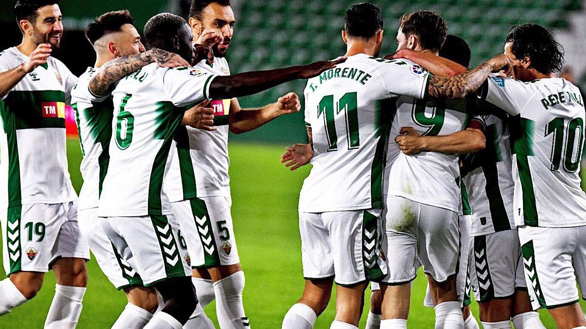 Los jugadores del Elche
celebran su último
gol el pasado día 6
ante el Celta. ecf