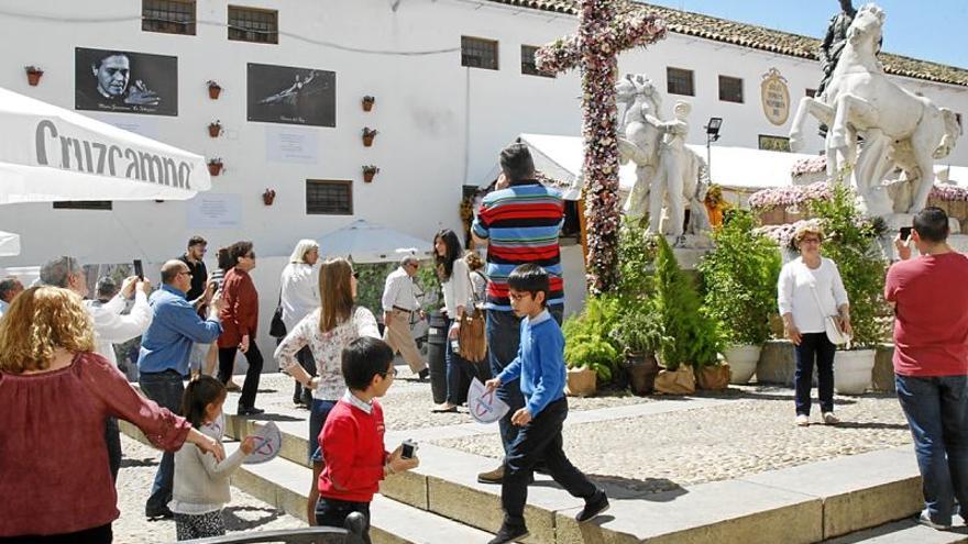 Los Patios relevan a la Fiesta de las Cruces 9 horas después de su cierre