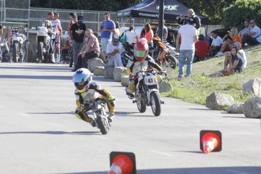 Las exhibiciones de trial, bike trial y de velocidad urbana llenan el centro de la villa que mañana acoge un descenso de bike