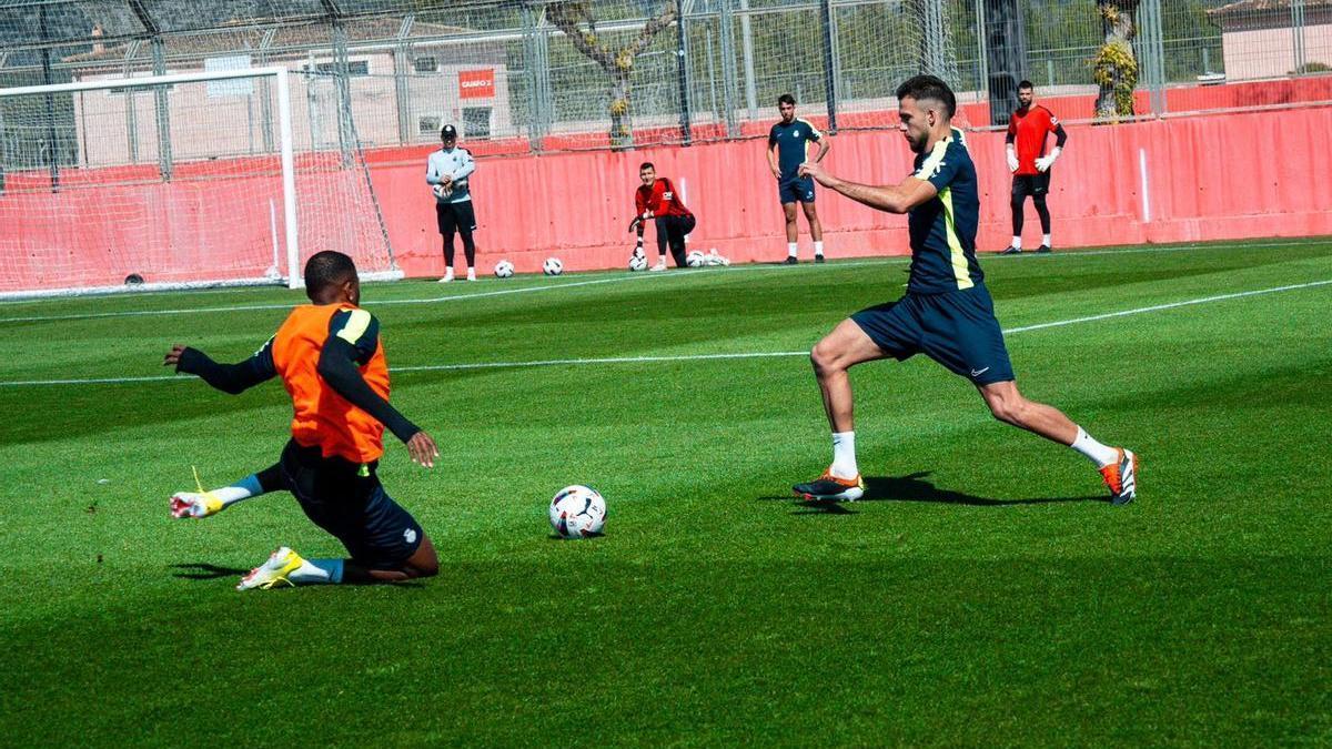 Larin se lanza al suelo para tapar un intento de pase de Copete durante un entrenamiento.