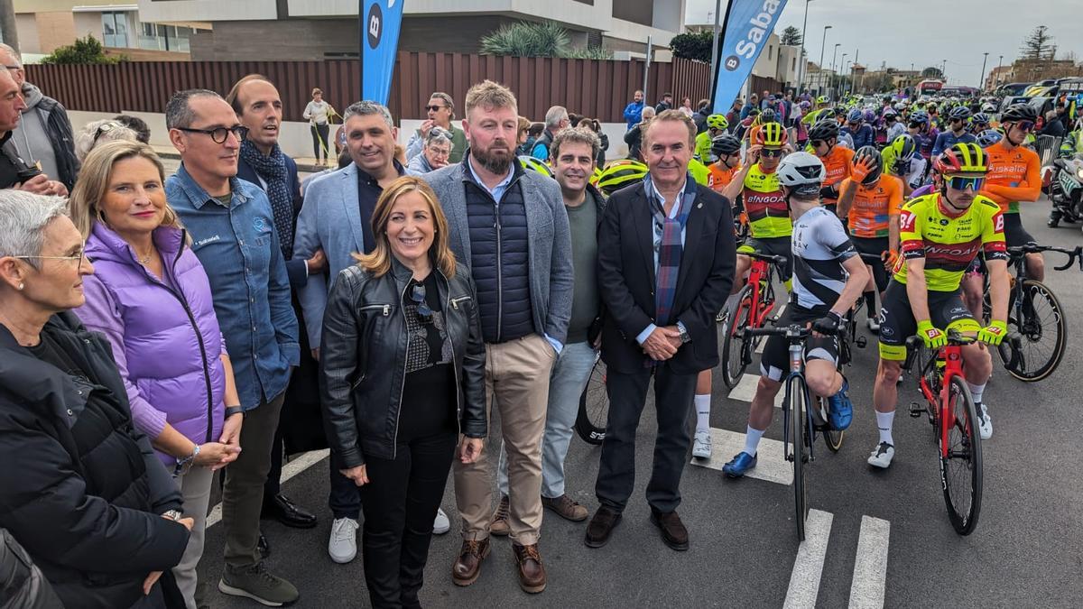 La alcaldesa de Benicàssim, Susana Marqués, junto a diferentes autoridades y el pelotón ciclista, antes del inicio de la etapa.