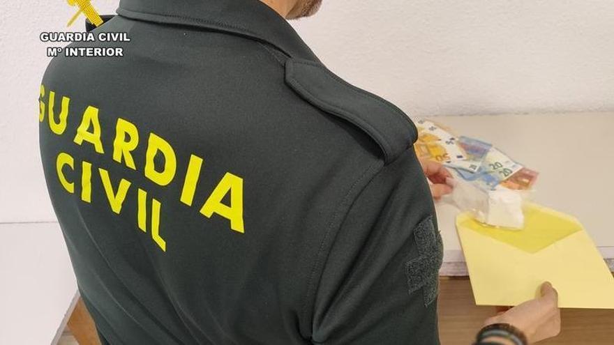 Dan el alto a un vehículo en Xixona y se encuentran una roca de sustancia blanca, que resulta ser...