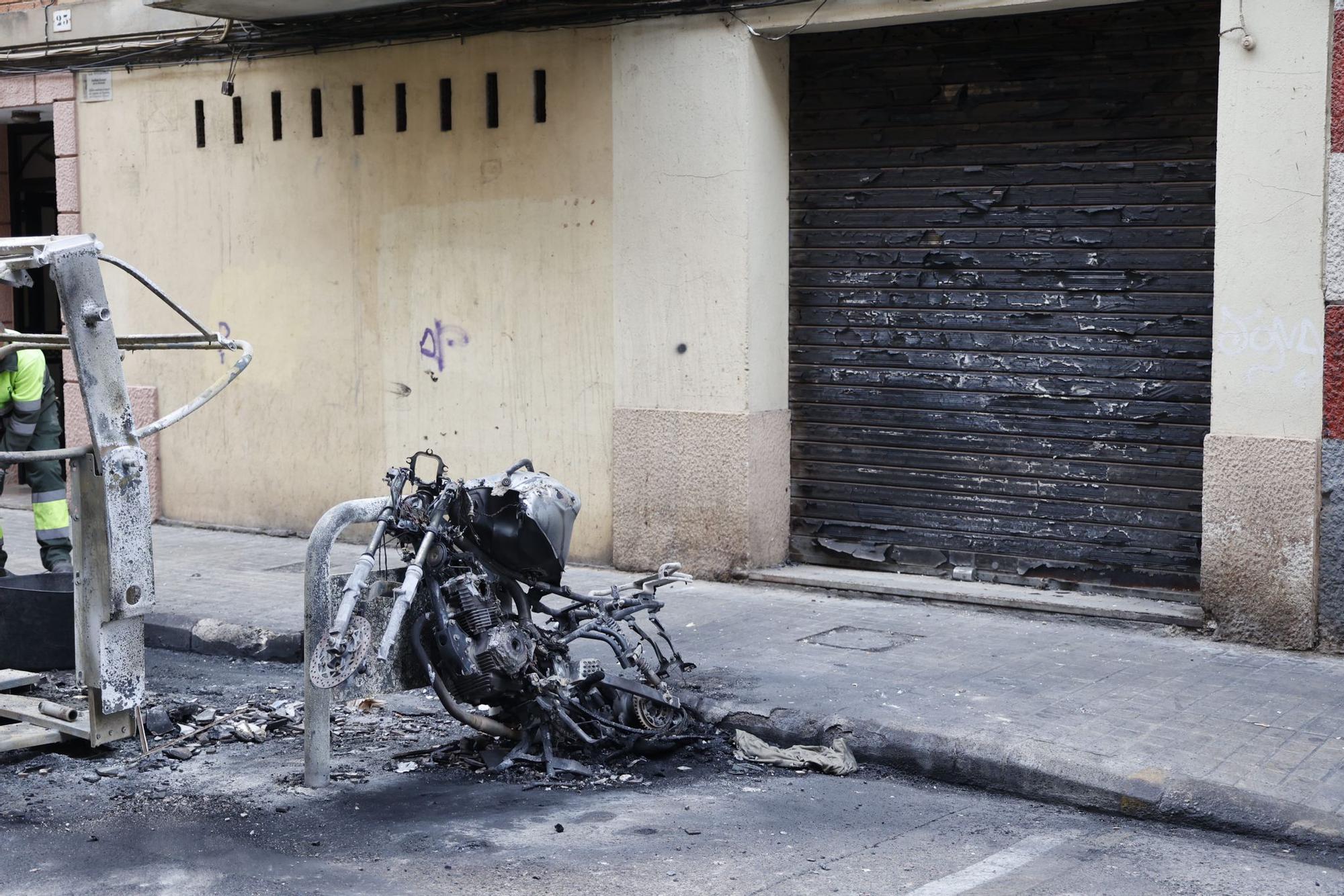 La quema de contenedores en Orriols destroza coches y fincas