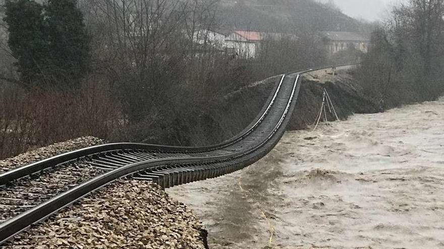 La vía del tren en Cabañaquinta, instantes después de arrastrar el río el terreno sobre el que se sustentaba.