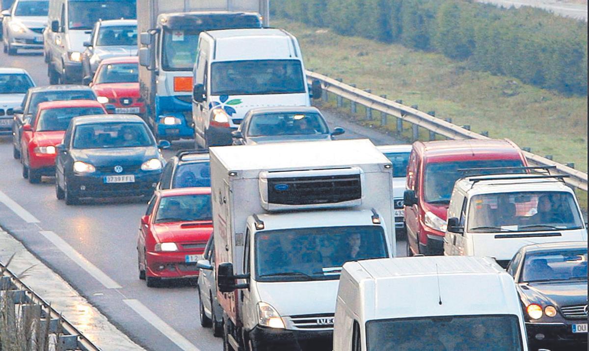 Coches circulando por una autovía.