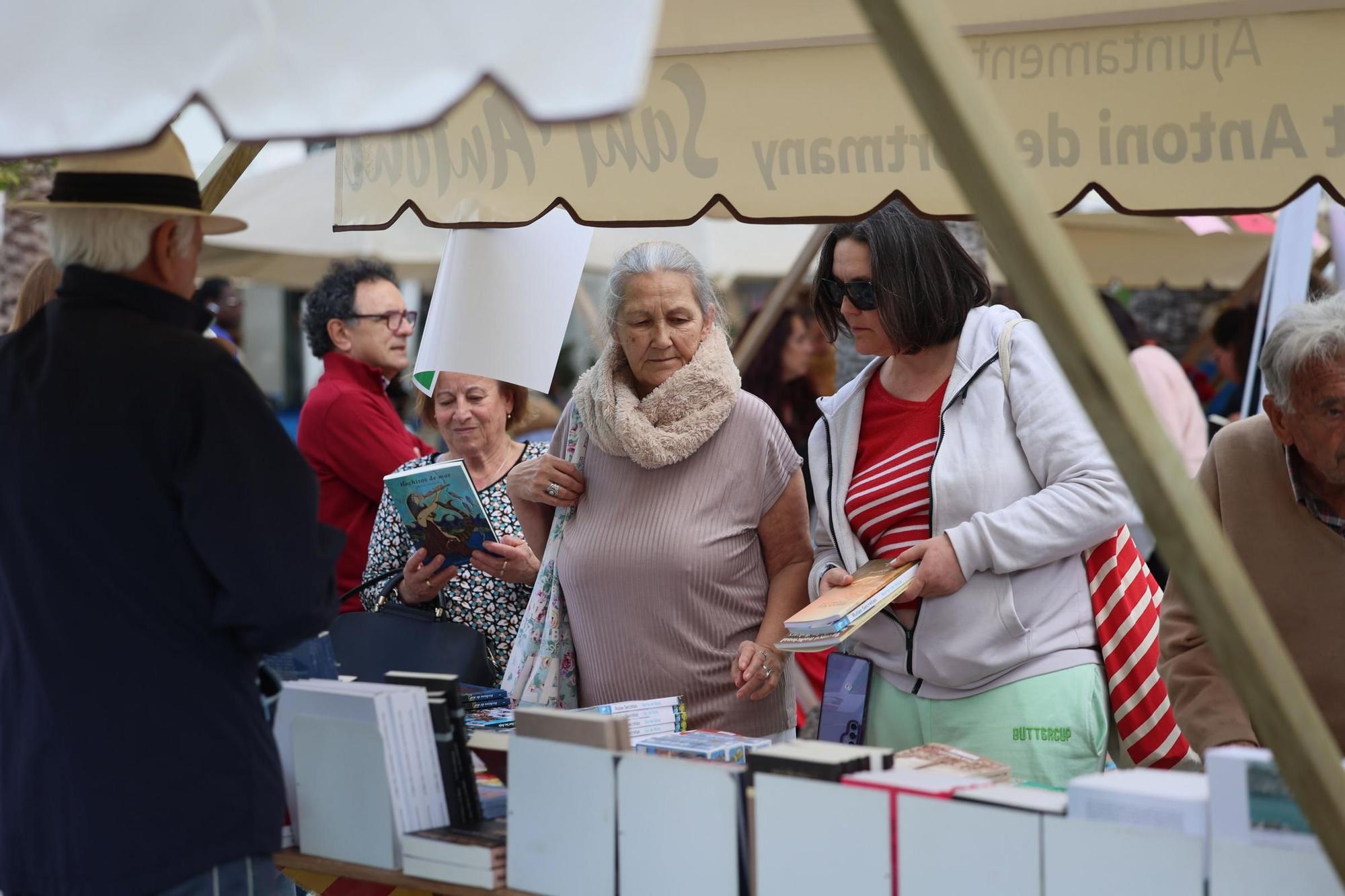 Galería: Día del Libro en Sant Antoni y en Sant Llorenç