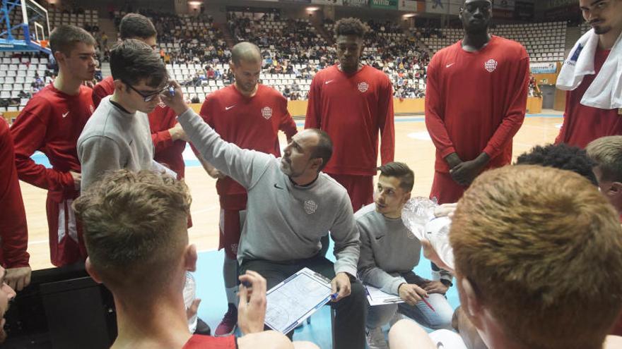 Cop sobre la taula d&#039;un solvent Bàsquet Girona a Santander