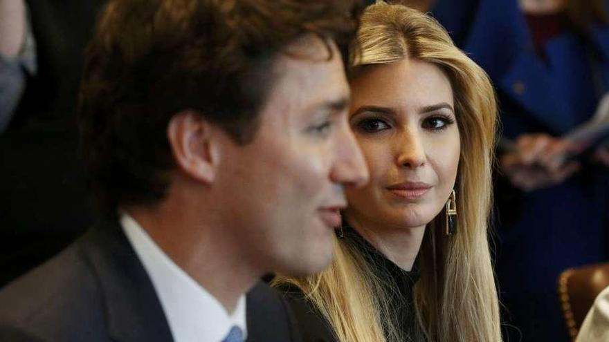 Ivanka Trump, hija del presidente de EE UU, y Justin Trudeau, primer ministro de Canadá, en una mesa redonda en la Casa Blanca sobre mujeres empresarias, previa a la reunión del mandatario canadiense con el magnate. // Reuters