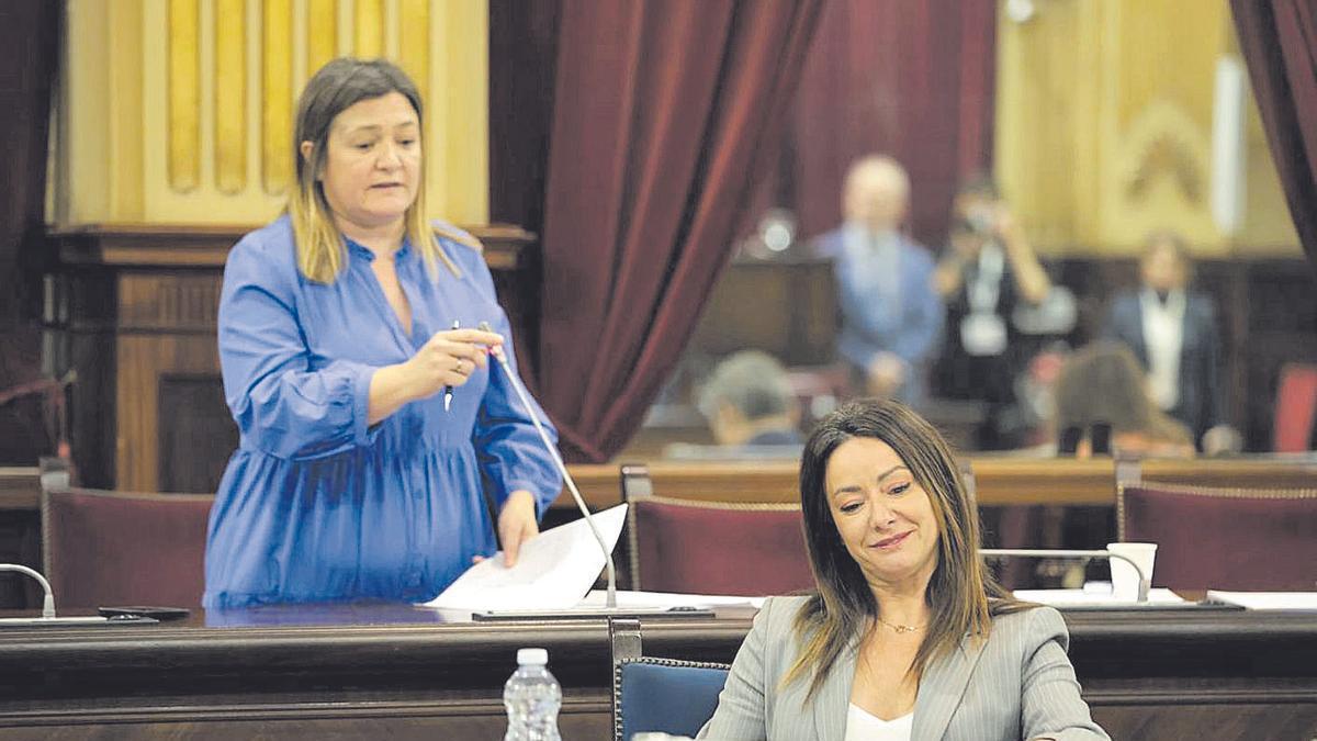 La consellera Marta Vidal y detrás de ella Mercedes Garrido durante el debate.