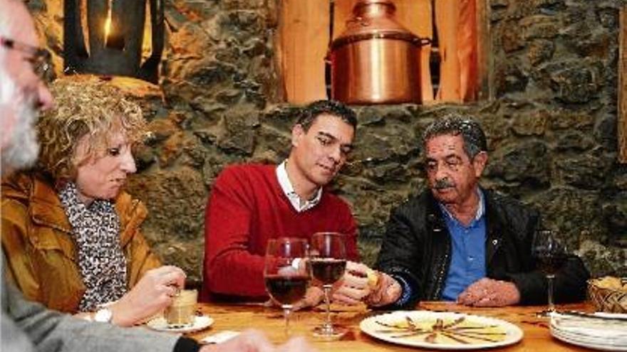 Pedro Sánchez va compartir vi i anxoves amb el president càntabre, Miguel Ángel Revilla.