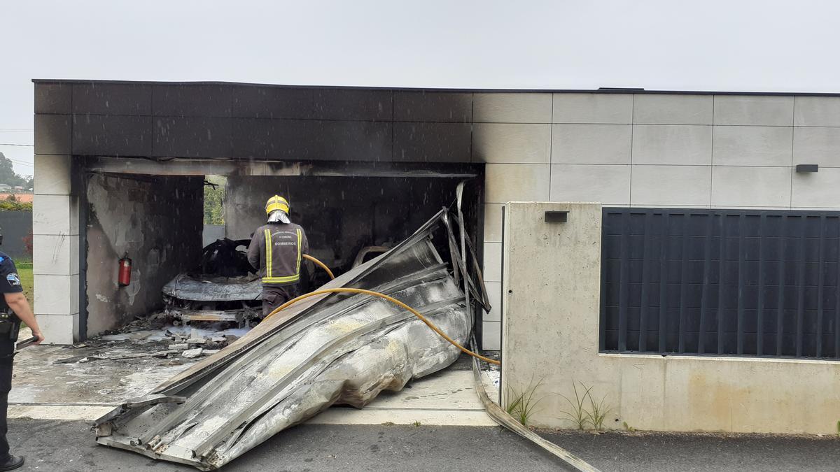 Un incendio originado en un domicilio de Oleiros calcina un garaje y dos vehículos