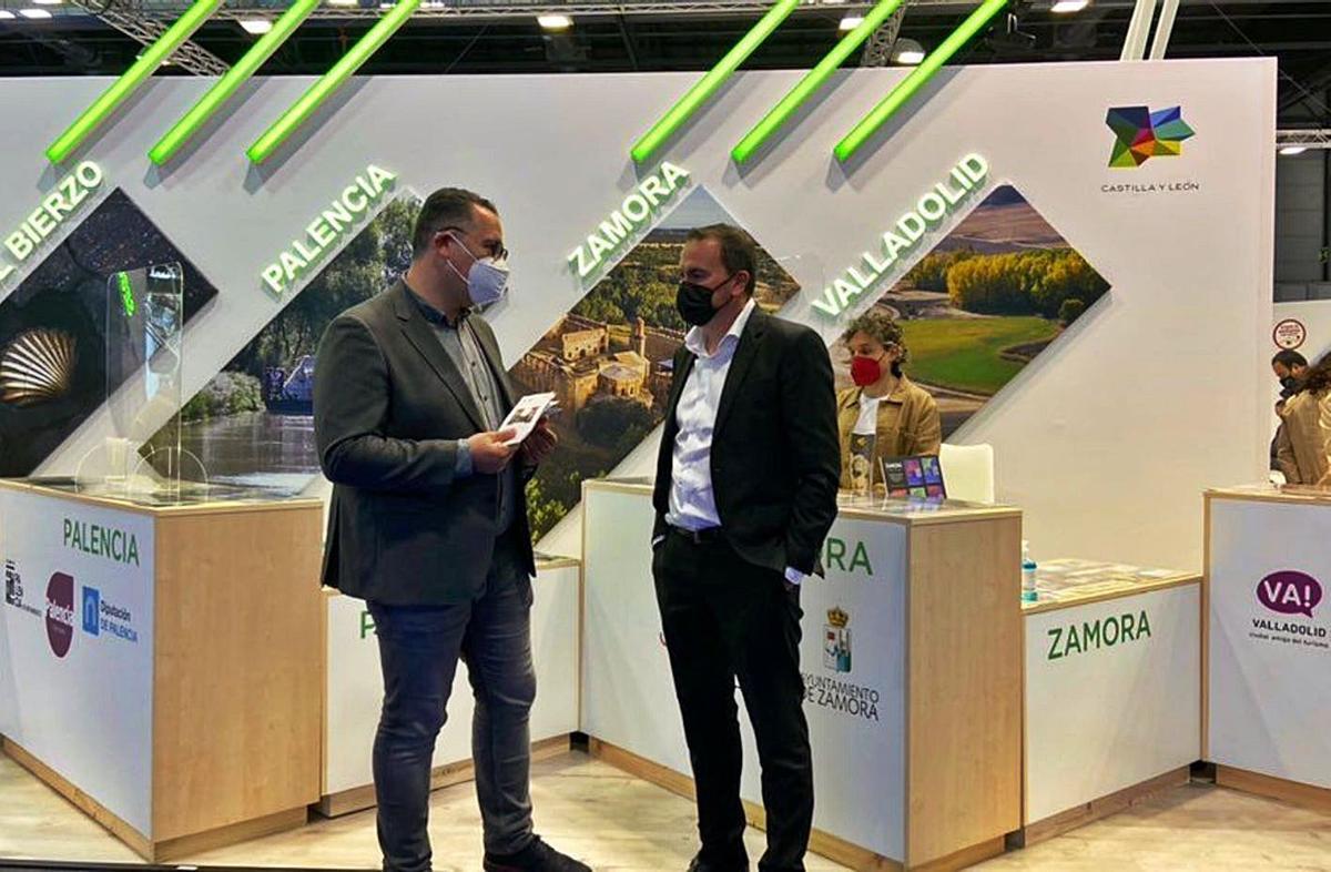 Jesús María Prada y Francisco José Requejo frente al stand de Zamora en Fitur. | Cedida