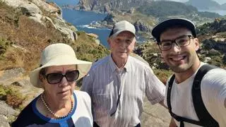 La hazaña de dos abuelos de 92 y 83 años en Cíes: Mario y Alsira conquistan la isla junto a su nieto