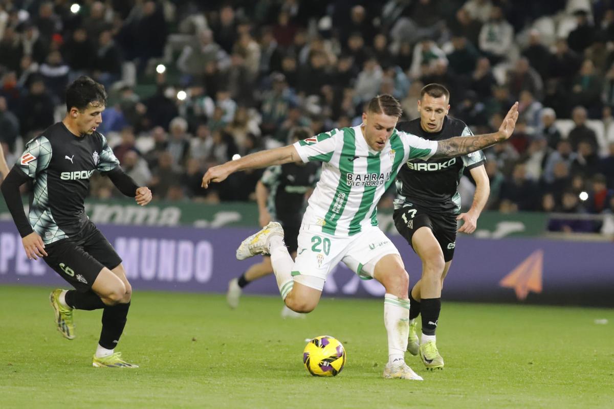 Antonio Casas busca un disparo durante la segunda mitad del choque ante el Sporting.