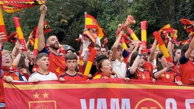 La lluvia no detiene a la Marea Roja a las puertas del Tartiere
