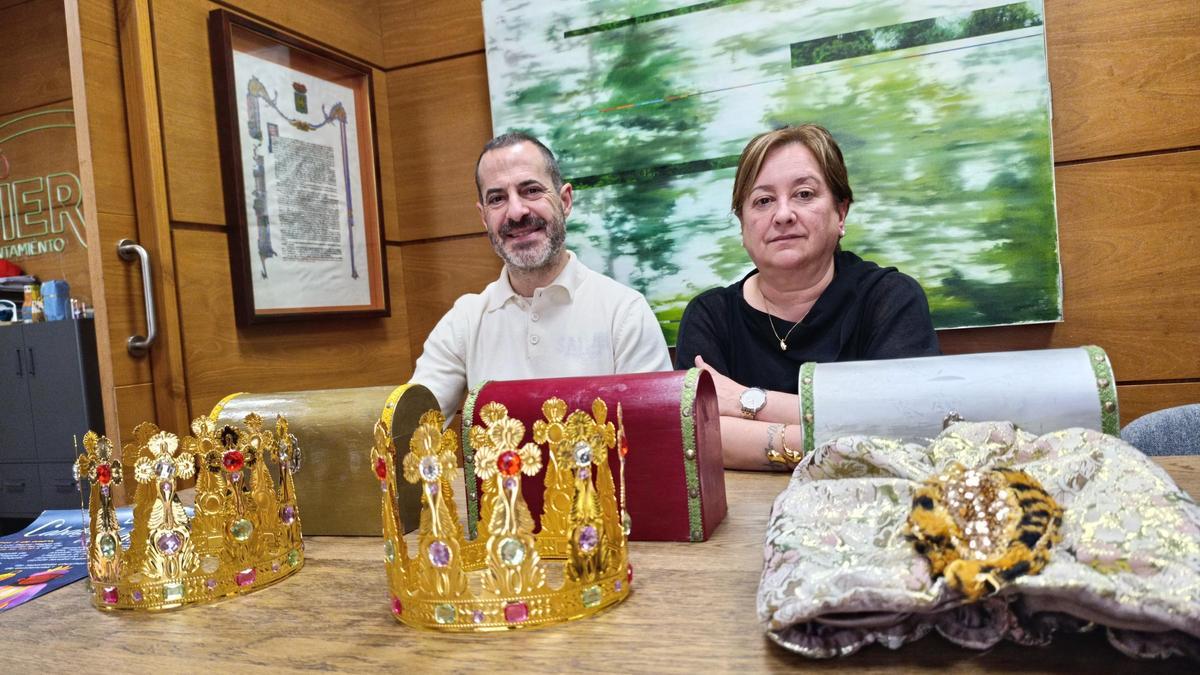 Ángel García y Ana Nosti, durante la presentación de la cabalgata de los Reyes Magos de Pola de Siero.