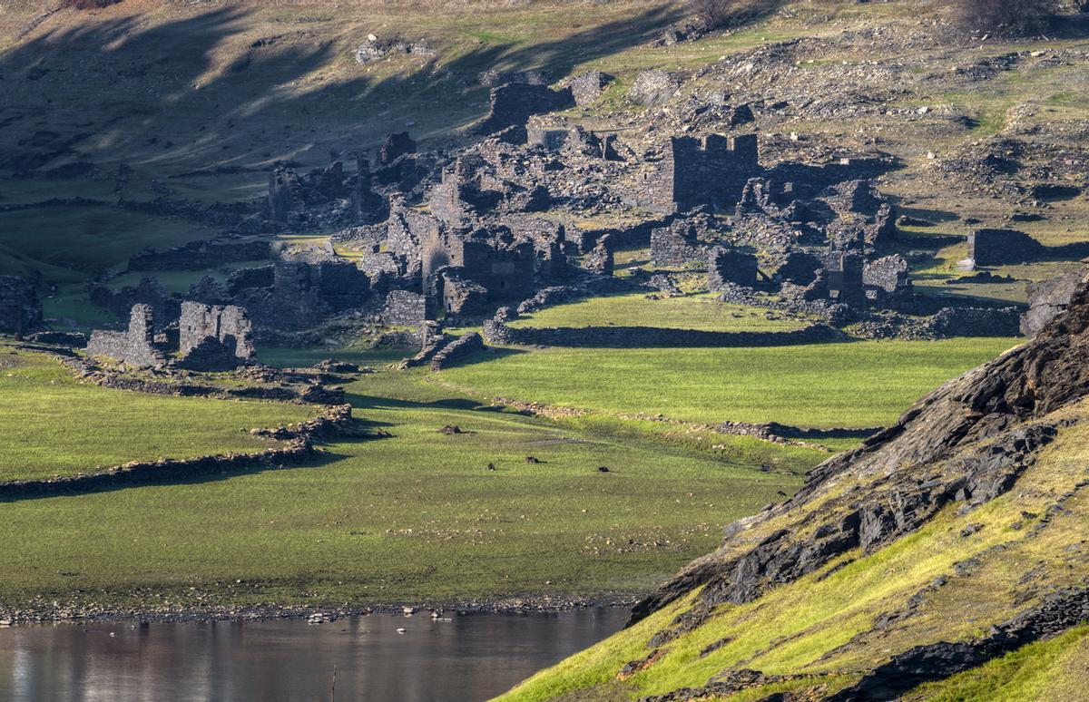 Un antiguo pueblo sumergido bajo las aguas del embalse de Belesar.