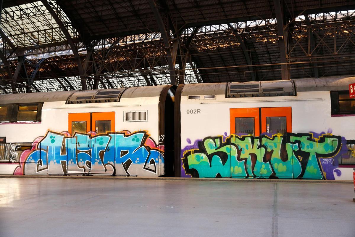 Imagen de archivo de un tren de Rodalies vandalizado por unos grafiteros.