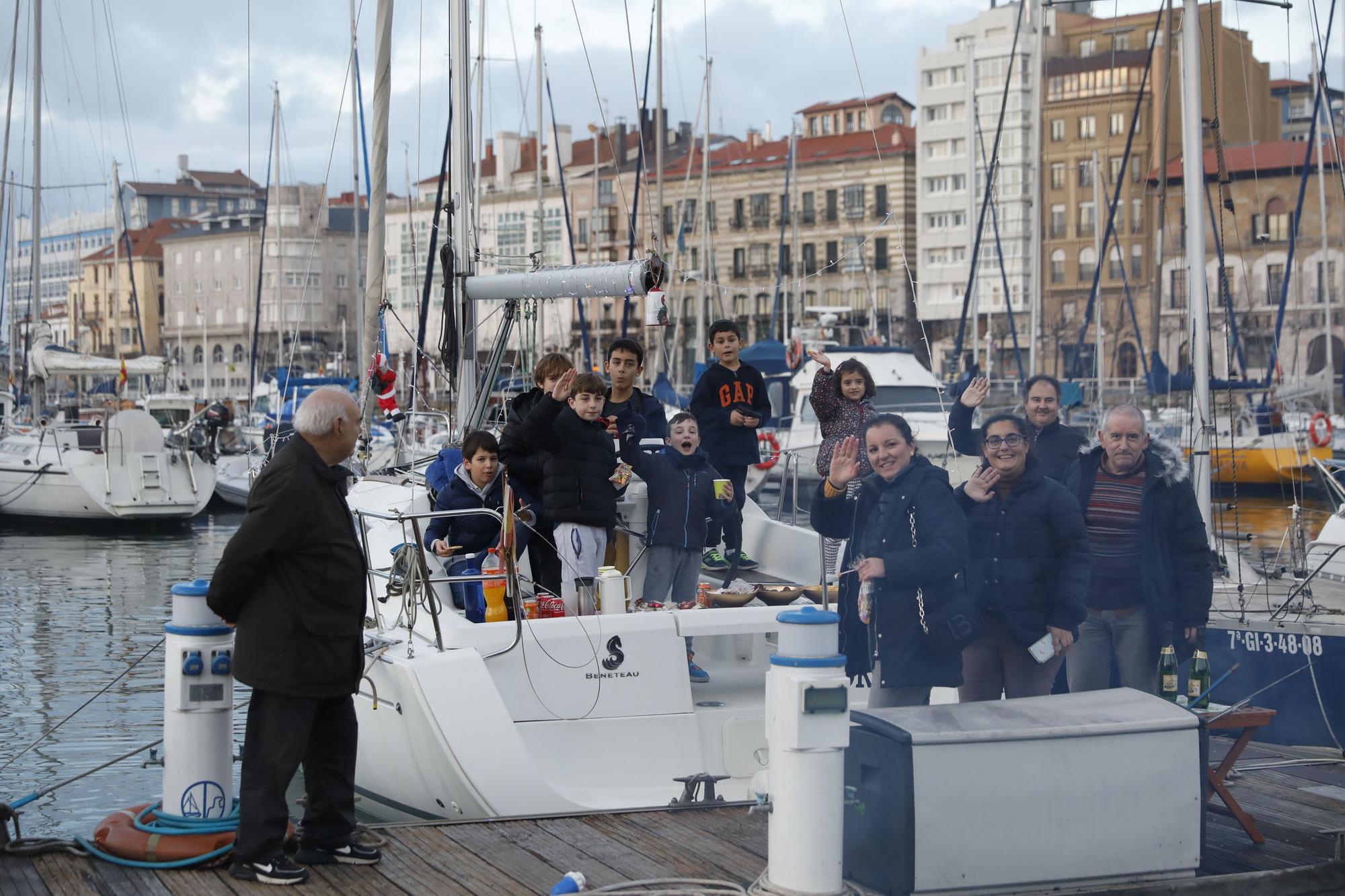 En imágenes: El barco navideño de Gijón ya surca el Cantábrico