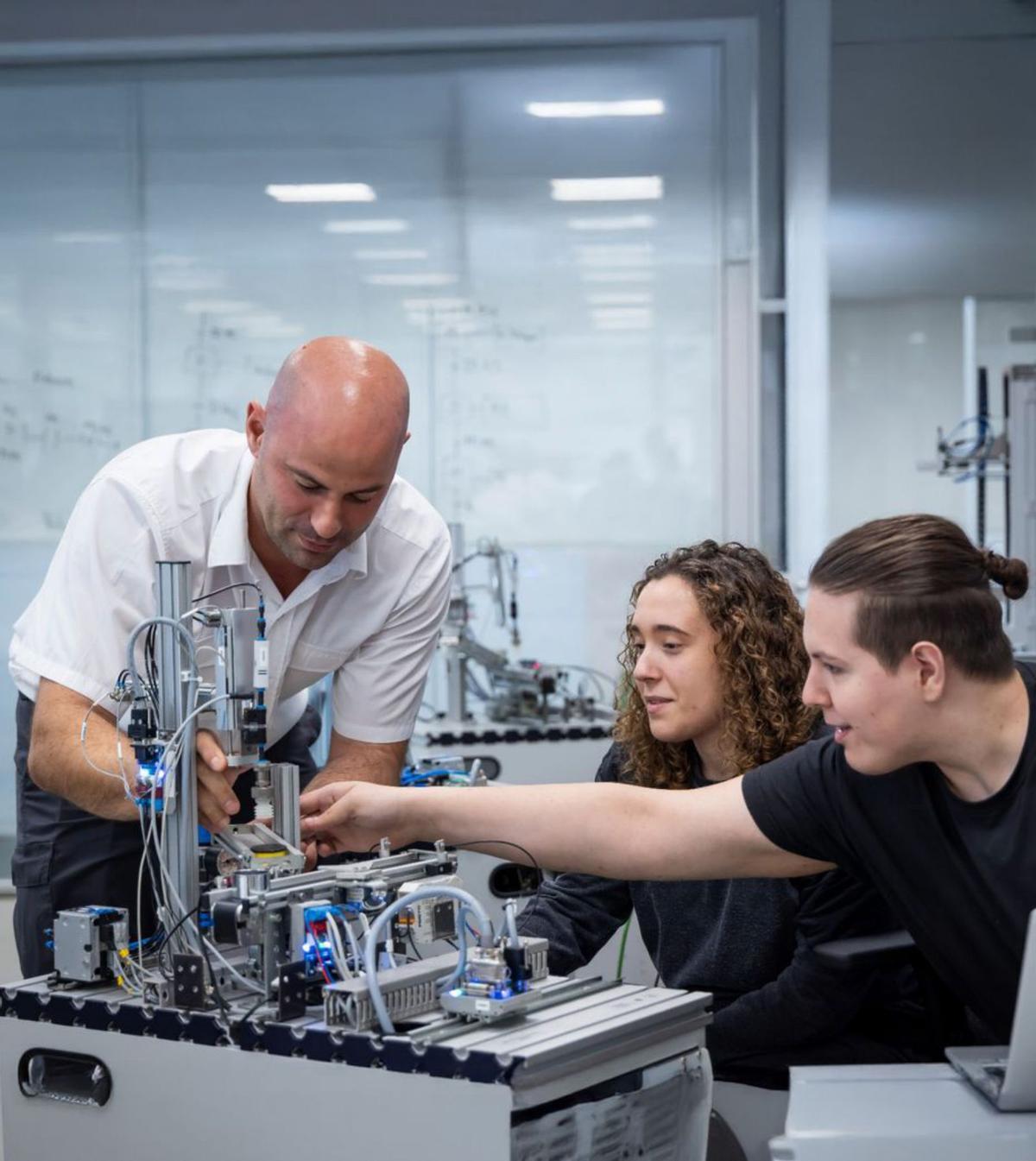 La meitat de les facultats ofereixen ja formació dual