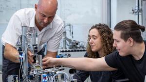 La meitat de les facultats ofereixen ja formació dual