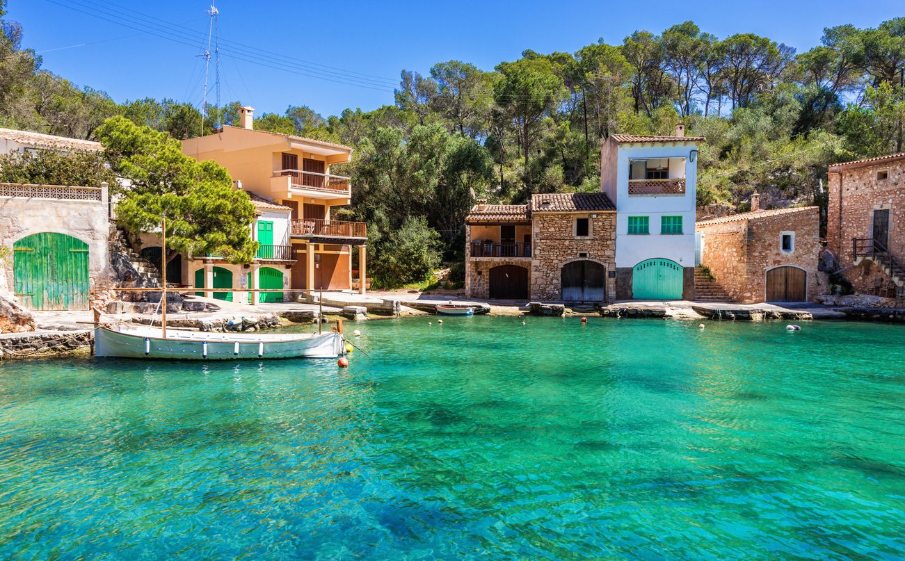 Las casitas de Cala Figuera, como en una pequeña Venecia, se abren al mar