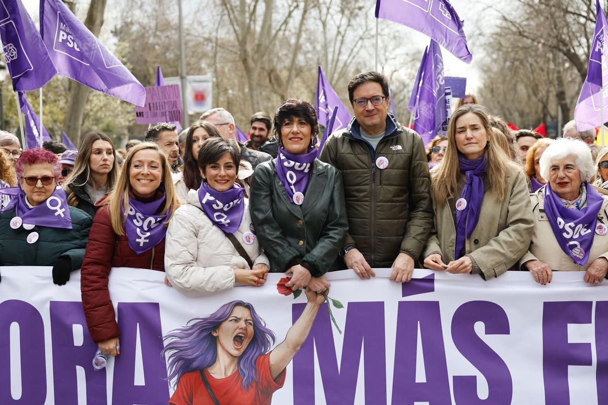 La portavoz del Gobierno y ministra de Inclusión, Seguridad Social y Migraciones, Elma Saiz (c), junto con la ministra de Vivienda Isabel Rodríguez (3i), el ministro de Transformación Digital, Óscar López (3d) y la ministra de Transición Ecológica Sara Aagesen (2d) participan en la manifestación convocada por la Comisión 8M con motivo del Día de la Mujer.