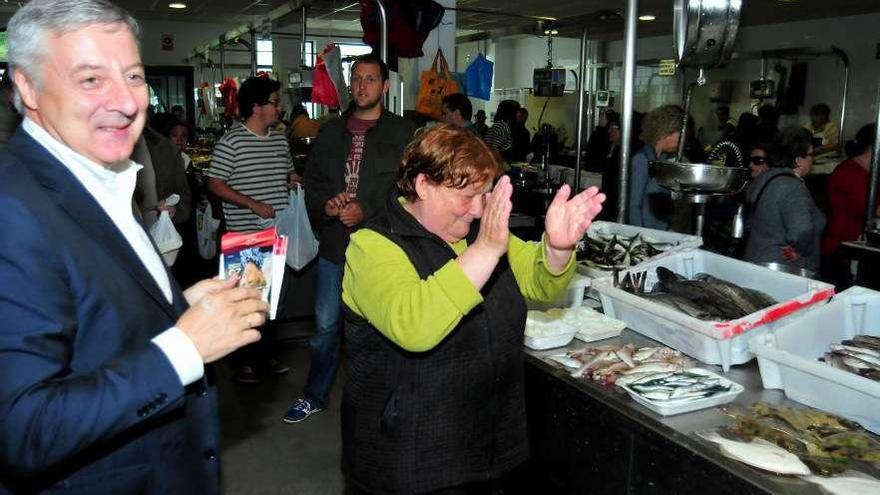 José Blanco repartió propaganda electoral ayer en la plaza de abastos de Vilagarcía. // Iñaki Abella