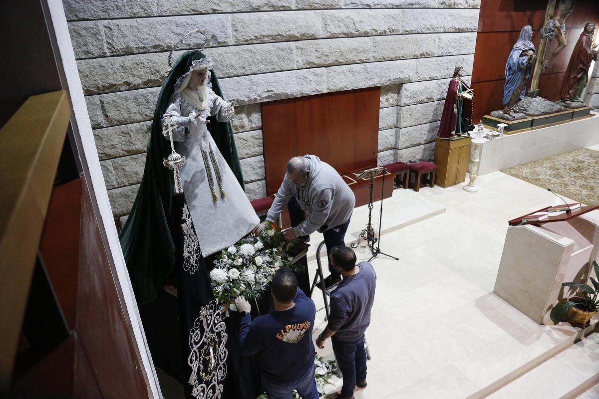 Tres cofrades de la Humildad realizan preparativos previos en la imagen en la iglesia parroquial de Vite.