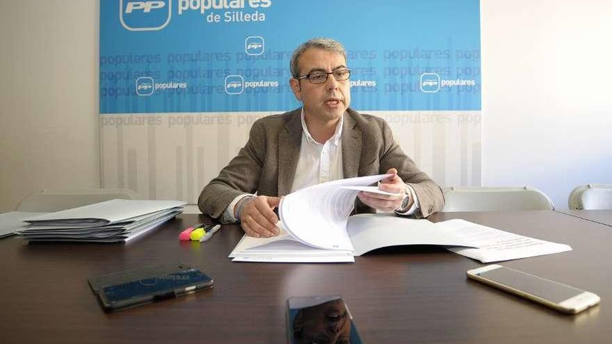 Ignacio Maril compareció ayer en la sede del PP de Silleda. // Bernabé/Javier Lalín