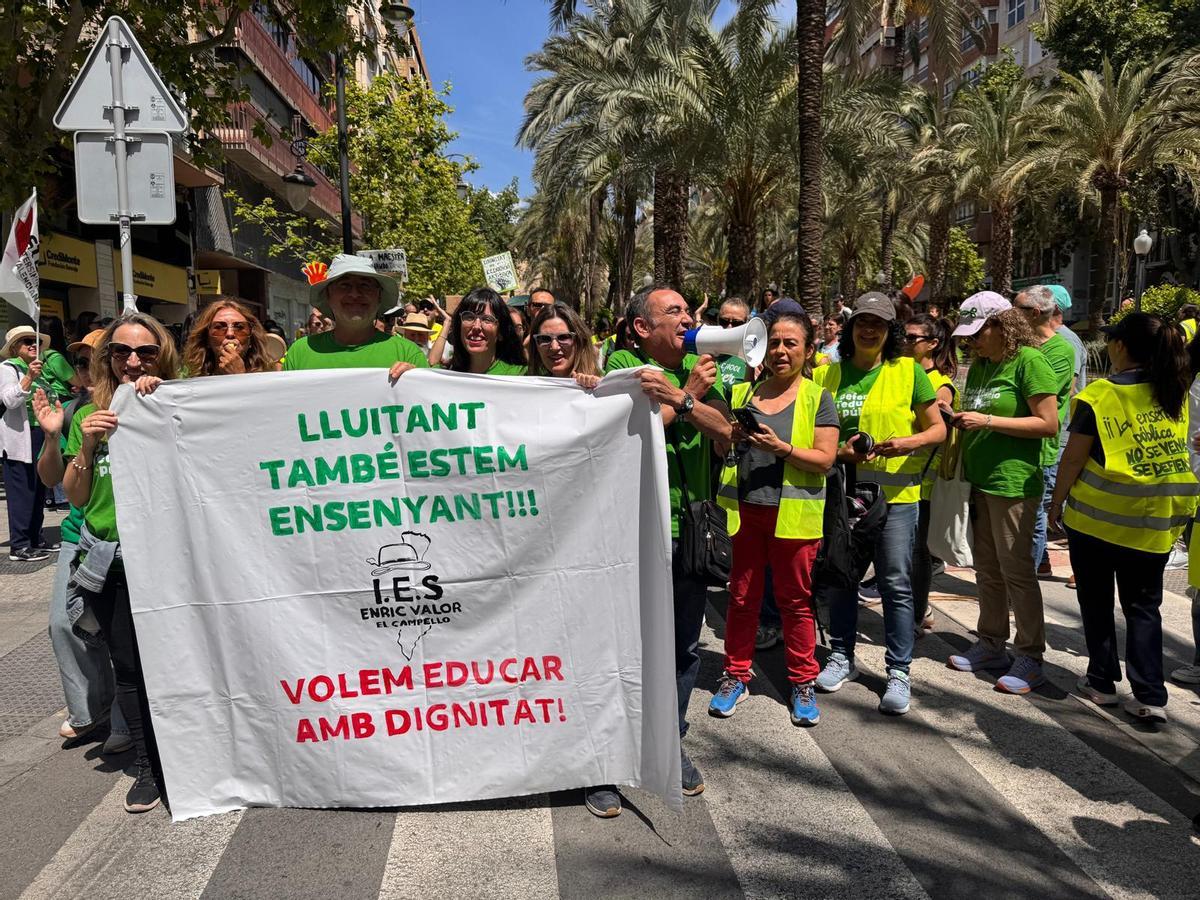 Profesores del IES Enric Valor de El Campello, en la protesta de este lunes