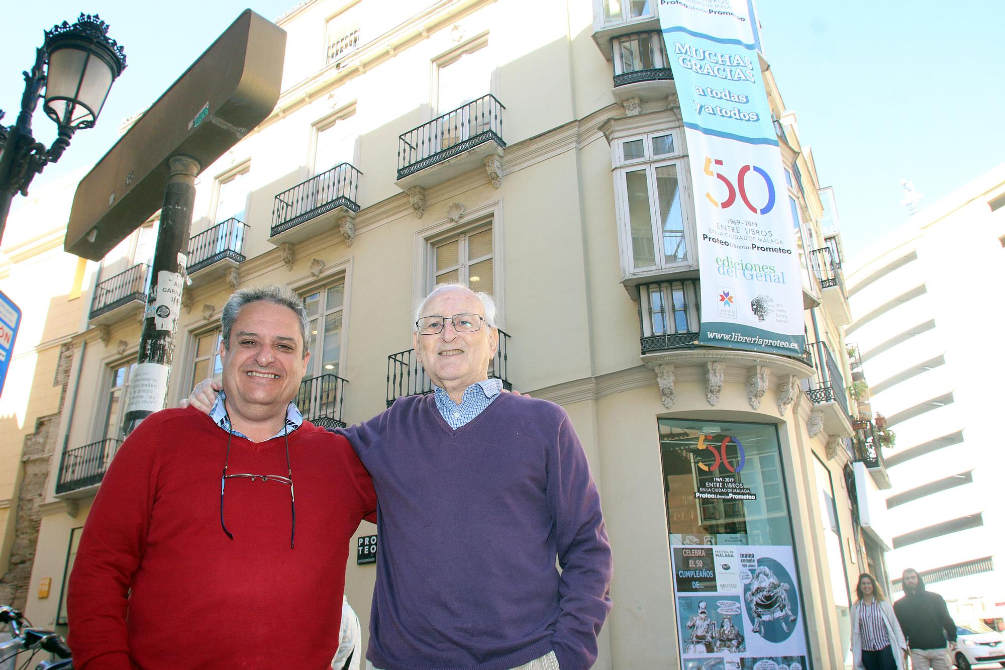 Jesús Otaola y Paco Puche, delante de Proteo.