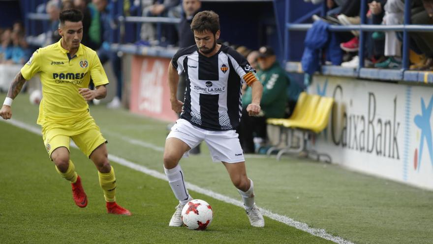 Marenyà controla un balón.